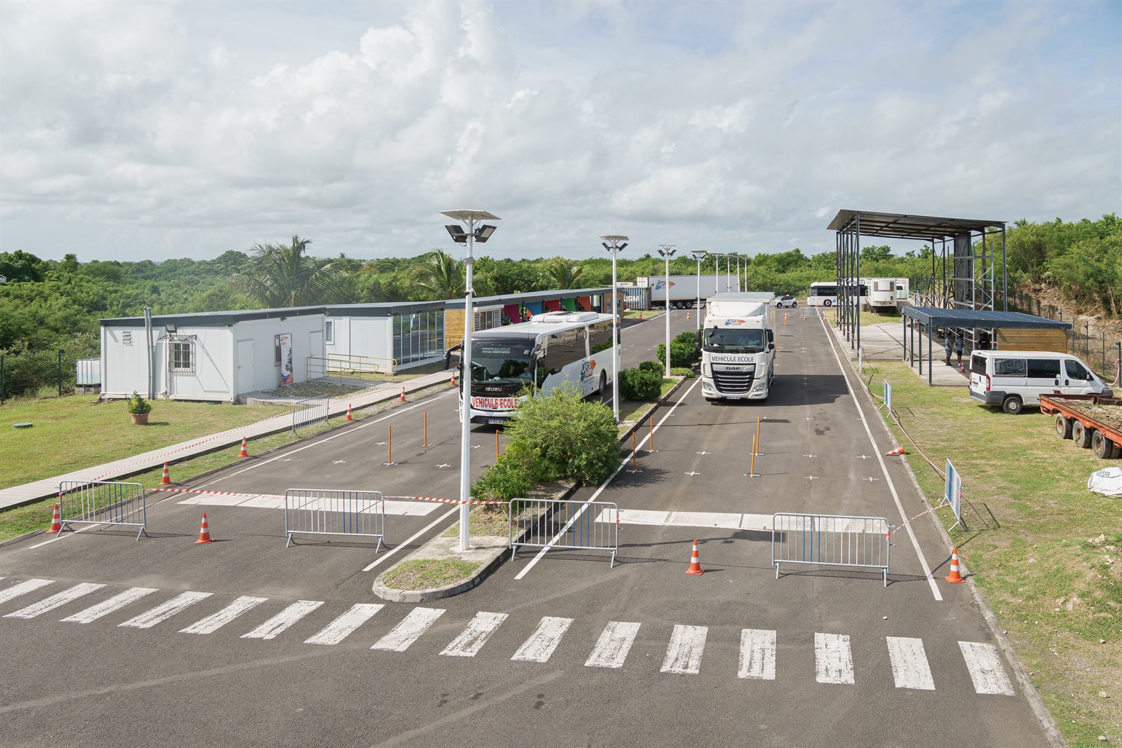 Piste de manœuvre avec bus et poids lourd CAFCA Énergie