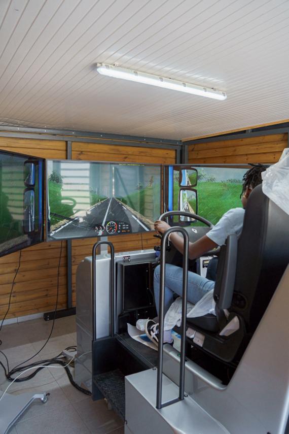 Simulateur de conduite CAFCA Énergie — 3 écrans panoramiques, poste poids lourd